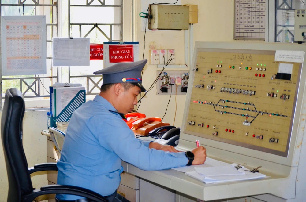 Nhân viên ghi nhật ký tàu sắp chạy qua ga. ga-suoi-kiet (3).jpg