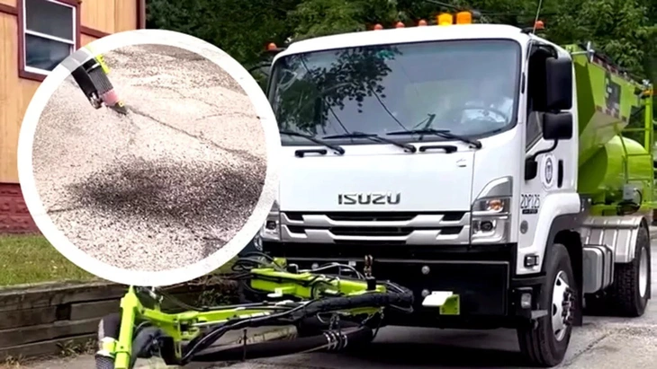Xe tải vá đường chỉ trong 2 phút, xe cộ chạy được ngay lập tức 2 vá đường - Ảnh 2.