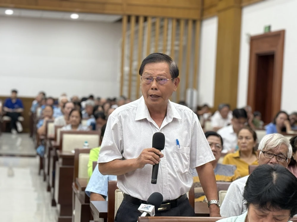 tiep-xuc-cu-tri-bai-dau-xe-TPHCM 2.jpg