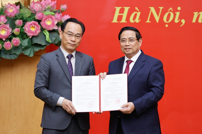 Thủ tướng Phạm Minh Chính trao quyết định bổ nhiệm, chỉ định cho 5 nhân sự mới  - Ảnh 3.