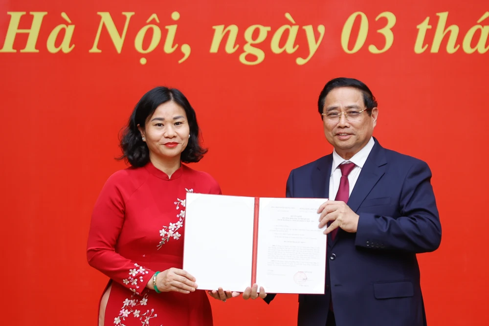 Thủ tướng trao Quyết định điều động, phân công của Bộ Chính trị cho bà Nguyễn Thị Tuyến. Ảnh: VGP thu-tuong-trao-quyet-dinh-cho-5-nhan-su-moi-duoc-chi-dinh-bo-nhiem-9.jpg