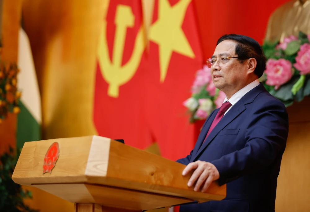 Thủ tướng Phạm Minh Chính chúc mừng các cán bộ được Đảng, Nhà nước tín nhiệm, giao đảm nhiệm những trọng trách mới quan trọng. Ảnh: VGP thu-tuong-trao-quyet-dinh-cho-5-nhan-su-moi-duoc-chi-dinh-bo-nhiem-5.jpg