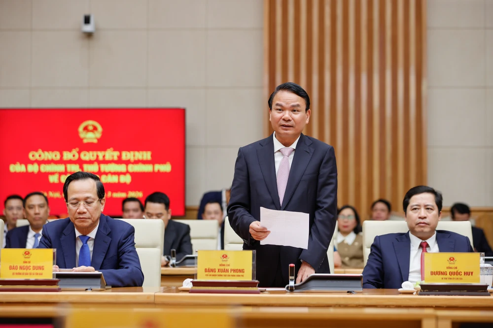 Ông Đặng Xuân Phong, Phó Chủ nhiệm Thường trực Văn phòng Chính phủ, phát biểu thay mặt các cán bộ nhận nhiệm vụ mới. Ảnh: VGP thu-tuong-trao-quyet-dinh-cho-5-nhan-su-moi-duoc-chi-dinh-bo-nhiem-3.jpg