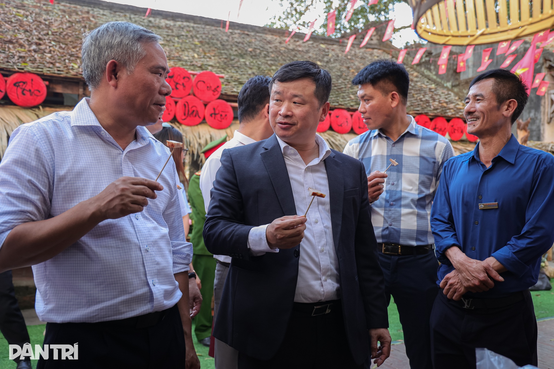 Về Ước Lễ nhuyễn tay giã giò, thui bê trăm cân ăn “Tết lại” - 3 Về Ước Lễ nhuyễn tay giã giò, thui bê trăm cân ăn “Tết lại” - 3