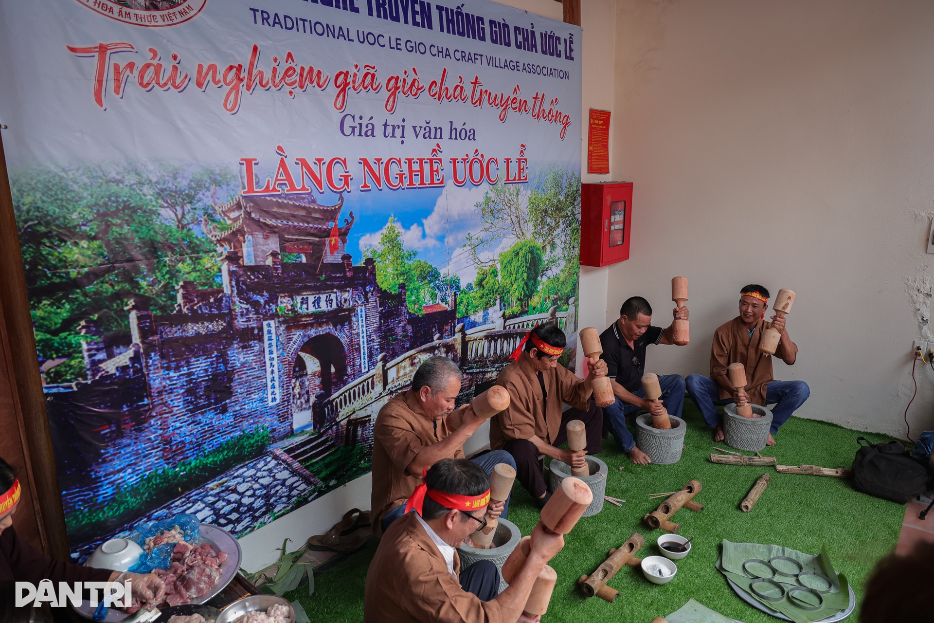 Về Ước Lễ nhuyễn tay giã giò, thui bê trăm cân ăn “Tết lại” - 4 Về Ước Lễ nhuyễn tay giã giò, thui bê trăm cân ăn “Tết lại” - 4