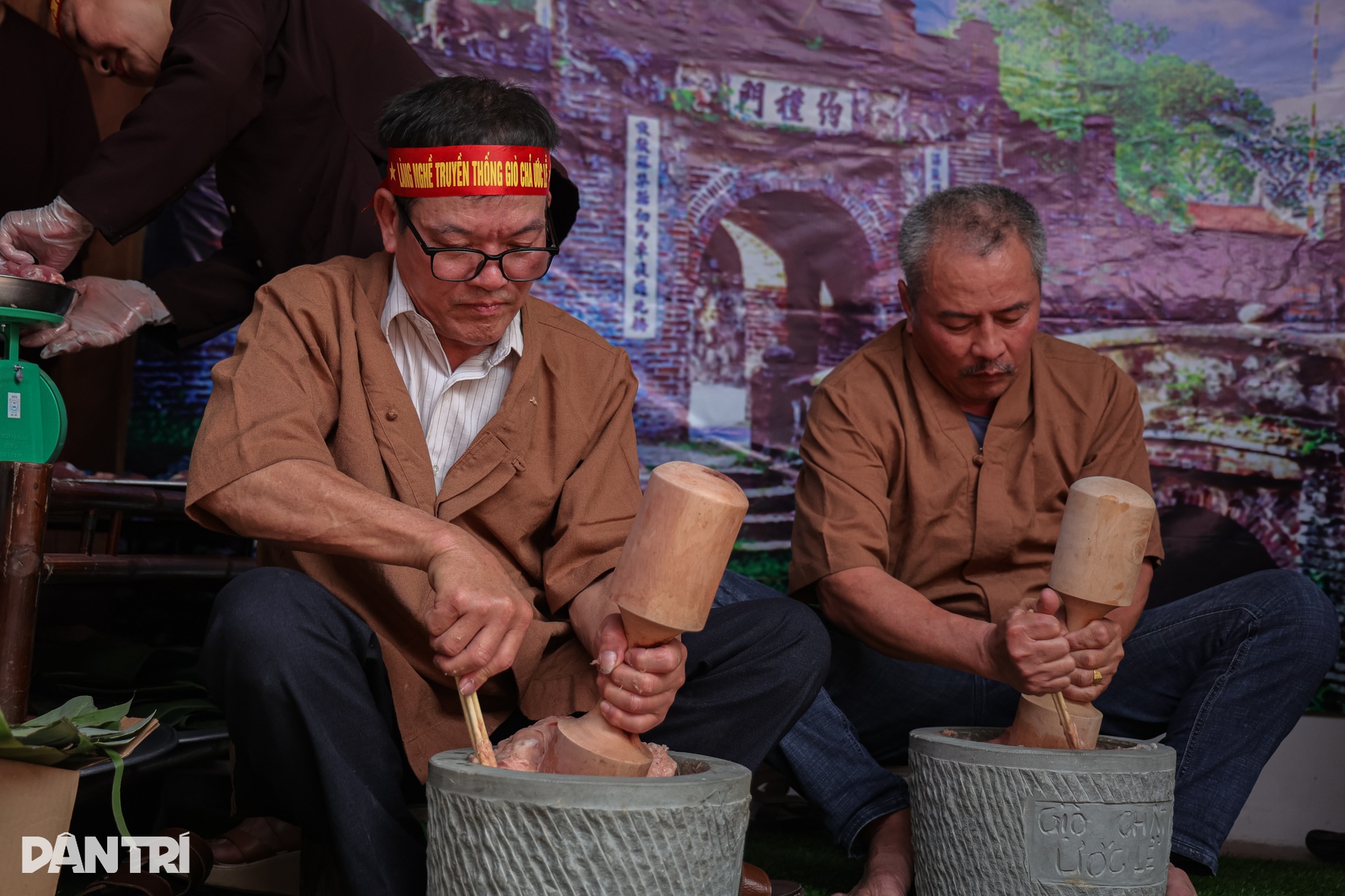 Về Ước Lễ nhuyễn tay giã giò, thui bê trăm cân ăn “Tết lại” - 5 Về Ước Lễ nhuyễn tay giã giò, thui bê trăm cân ăn “Tết lại” - 5
