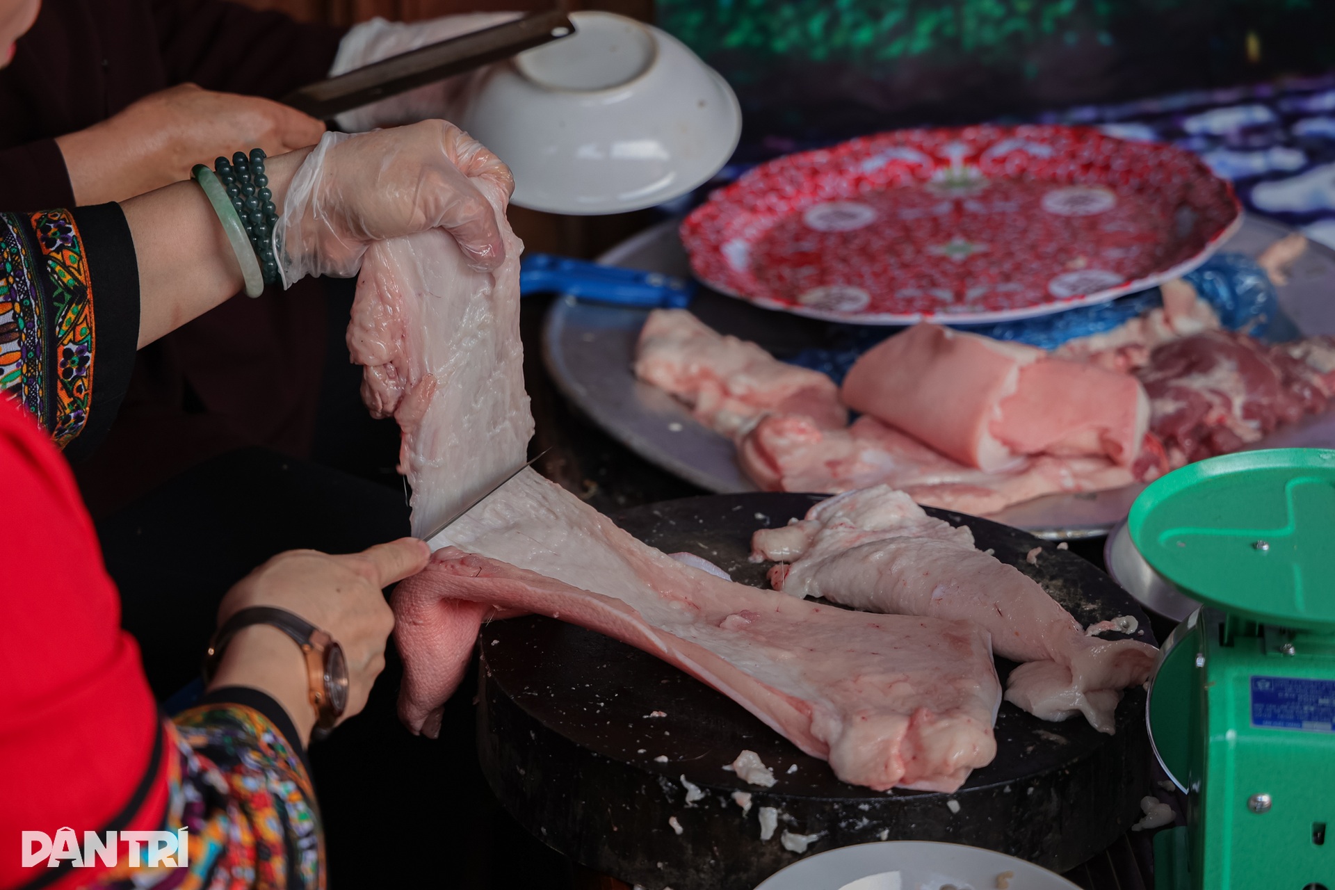 Về Ước Lễ nhuyễn tay giã giò, thui bê trăm cân ăn “Tết lại” - 6 Về Ước Lễ nhuyễn tay giã giò, thui bê trăm cân ăn “Tết lại” - 6