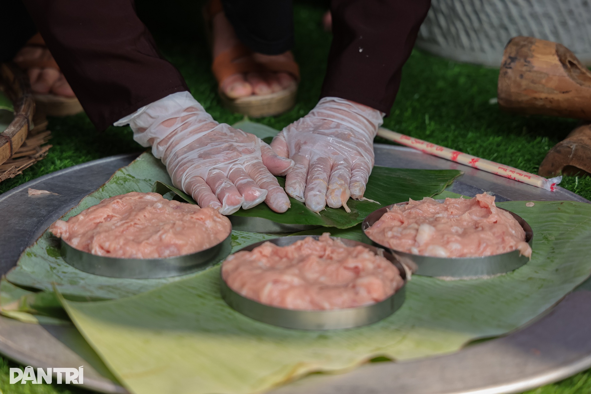 Về Ước Lễ nhuyễn tay giã giò, thui bê trăm cân ăn “Tết lại” - 7 Về Ước Lễ nhuyễn tay giã giò, thui bê trăm cân ăn “Tết lại” - 7