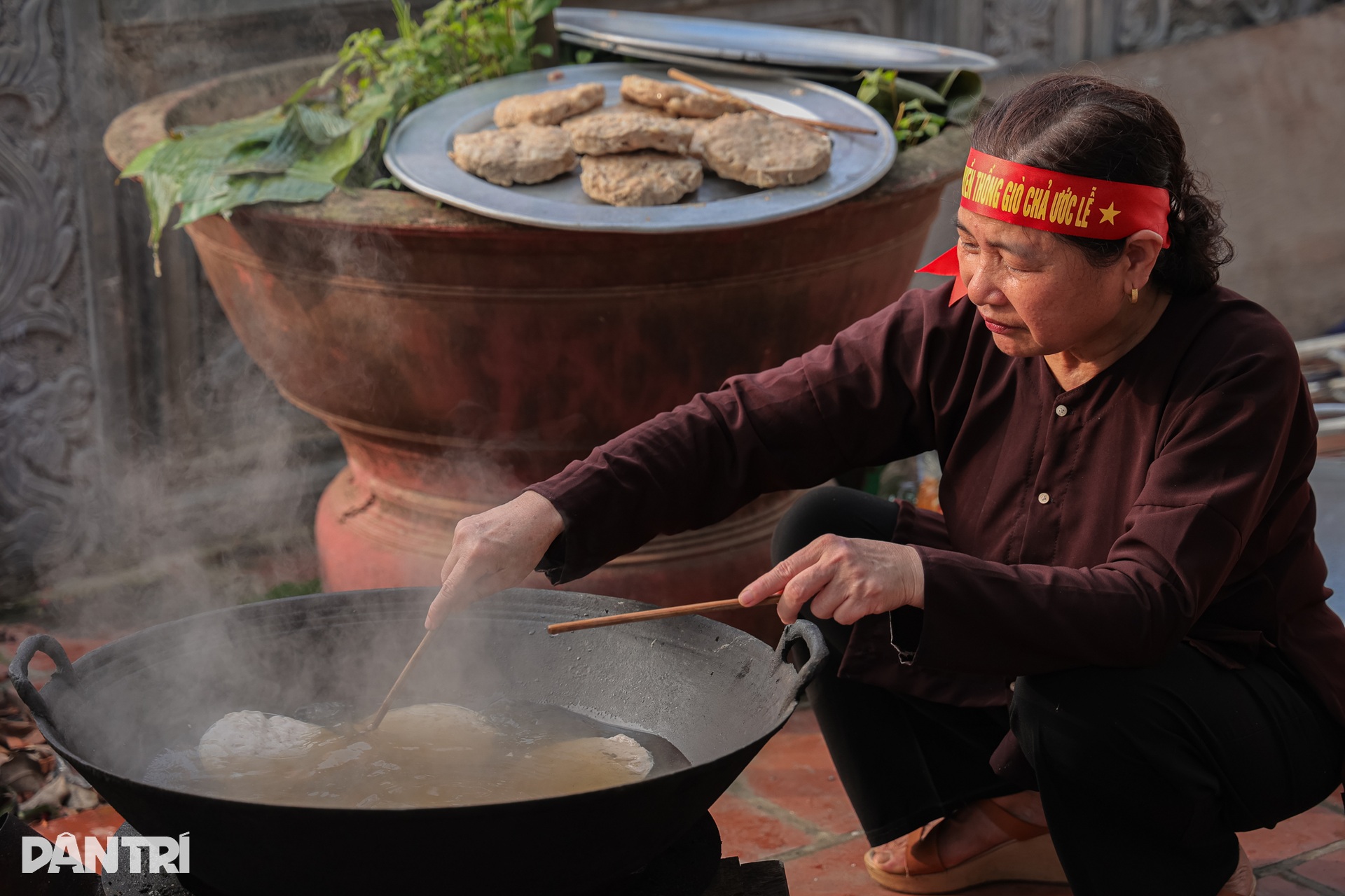 Về Ước Lễ nhuyễn tay giã giò, thui bê trăm cân ăn “Tết lại” - 8 Về Ước Lễ nhuyễn tay giã giò, thui bê trăm cân ăn “Tết lại” - 8