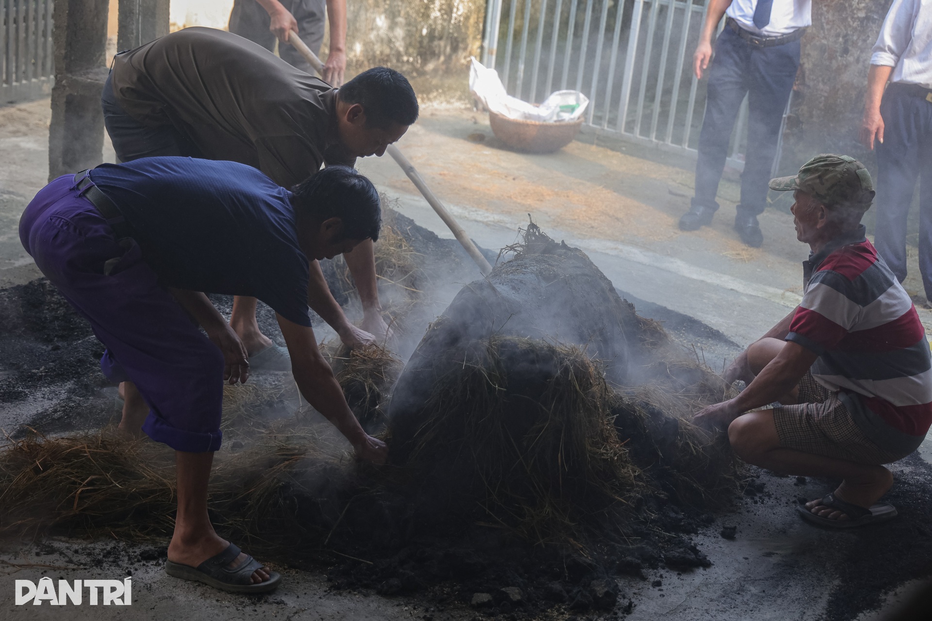 Về Ước Lễ nhuyễn tay giã giò, thui bê trăm cân ăn “Tết lại” - 9 Về Ước Lễ nhuyễn tay giã giò, thui bê trăm cân ăn “Tết lại” - 9