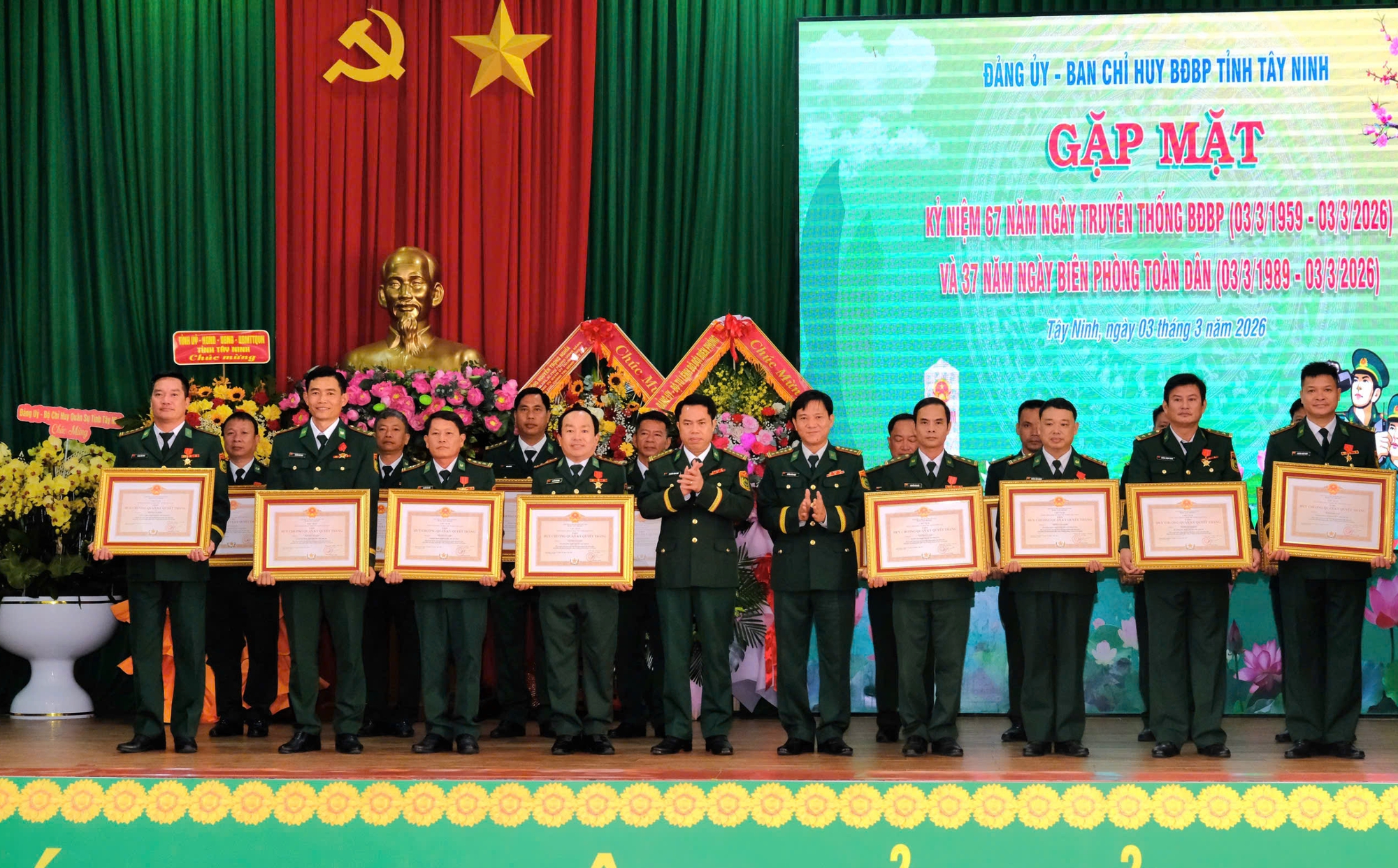 Biên phòng Tây Ninh nhận 13 huân chương, 98 huy chương cá nhân dịp 67 năm ngày truyền thống 2 Biên phòng Tây Ninh nhận 13 huân chương, 98 huy chương cá nhân dịp 67 năm ngày truyền thống - Ảnh 2.