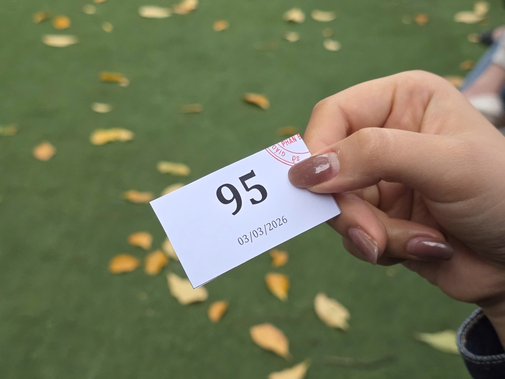 Vụ phụ huynh chầu chực từ nửa đêm xếp hồ sơ: Sở yêu cầu dừng ngay - 2