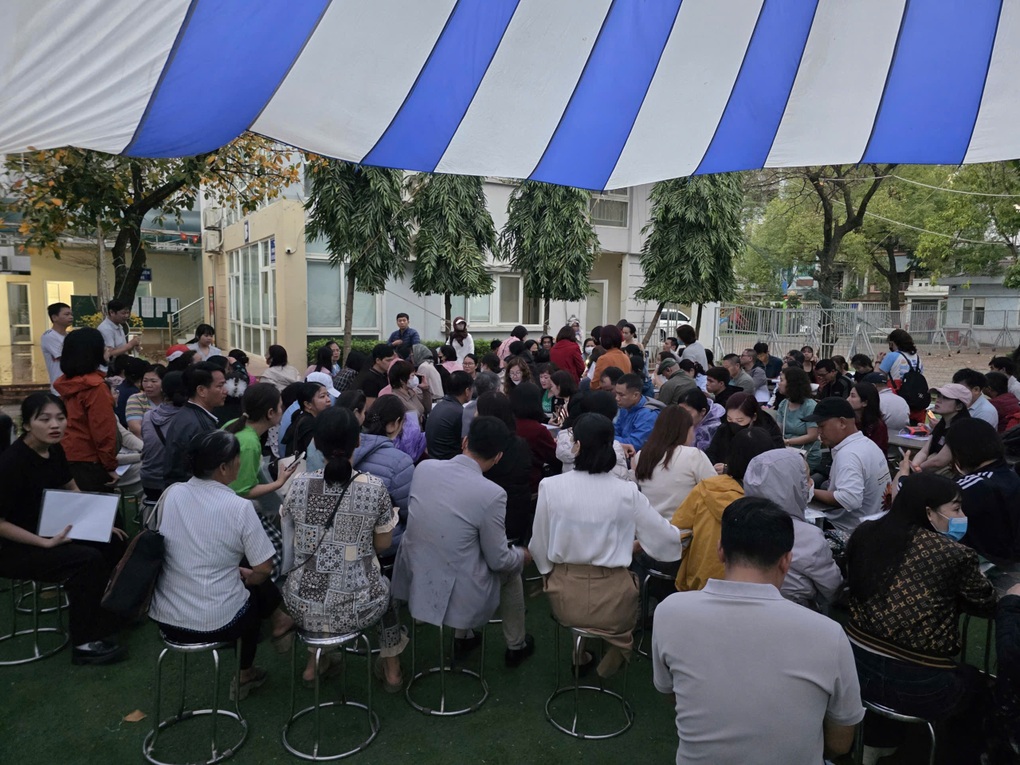 Vụ phụ huynh chầu chực từ nửa đêm xếp hồ sơ: Sở yêu cầu dừng ngay - 3