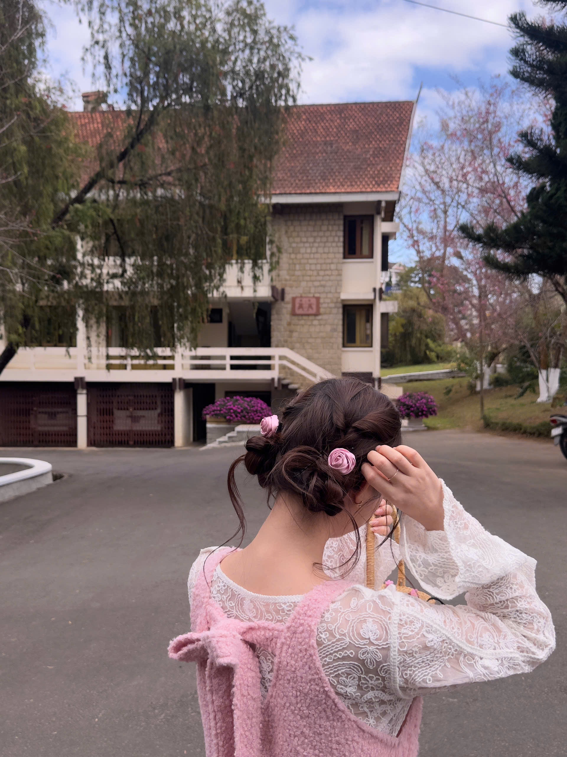 Cô gái Lâm Đồng được chồng tạo loạt kiểu tóc “nàng thơ” gây sốt - 13