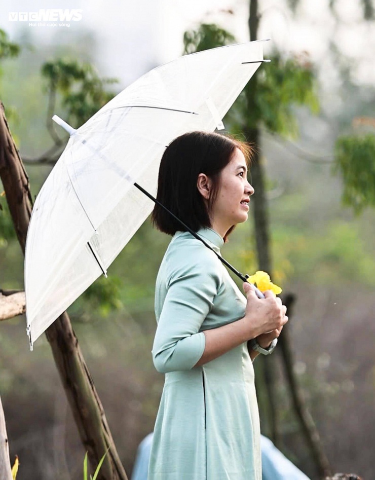 Người Hà Nội mang thang 'săn ảnh' đường hoa phong linh nở vàng rực rỡ - 12