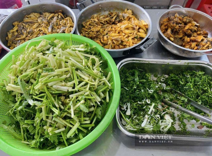 Rau cần được coi là "linh hồn" của món bún cá rô Thái Bình. Ảnh: Nhật Hà