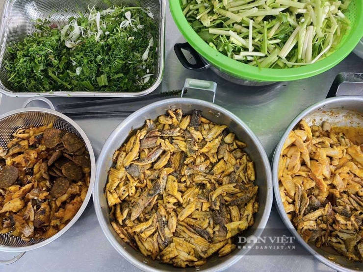 Ngoài cá rô rim hoặc chiên giòn, nhiều cửa hàng còn chế biến thêm cá quả rim, cá quả chiên giòn hoặc chả cá chiên để thực khách có thêm lựa chọn. Ảnh: Nhật Hà