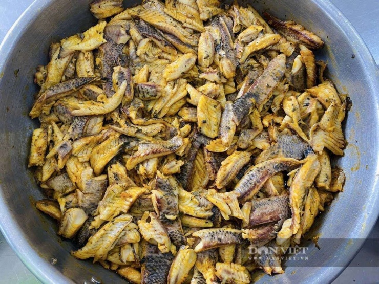 Cá rô đồng sau khi được chế biến có màu vàng ruộm, hấp dẫn, dậy mùi thơm đậm đà. Ảnh: Nhật Hà