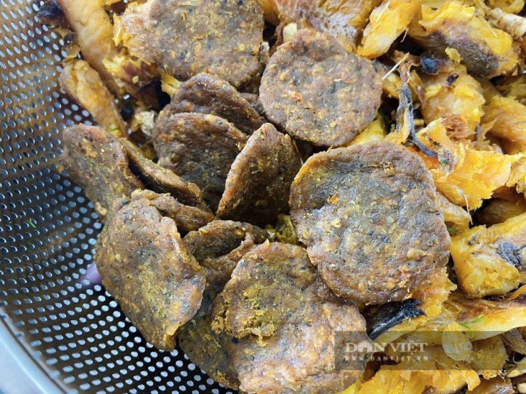 Topping chả cá, cá quả chiên giòn. Ảnh: Nhật Hà