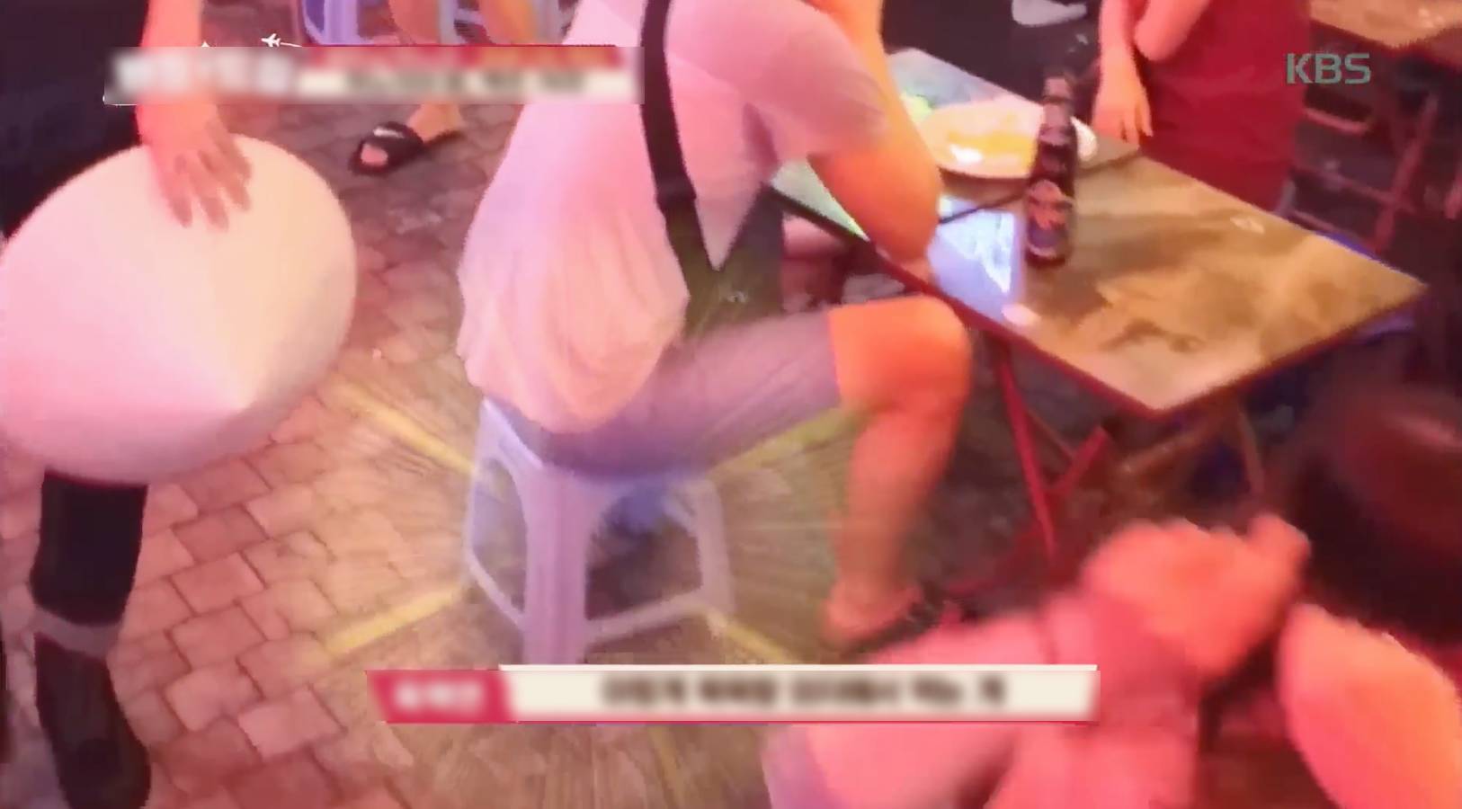 Một con phố Hà Nội phủ đầy ghế nhựa lên truyền hình Hàn Quốc, khiến sao Hàn thốt lên: 