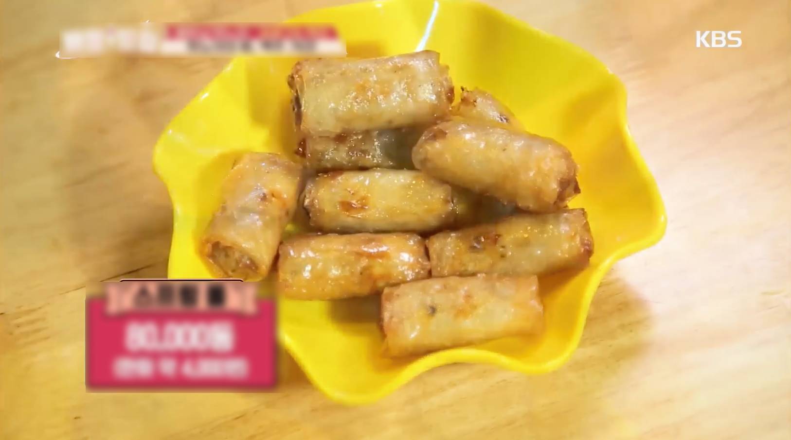 Một con phố Hà Nội phủ đầy ghế nhựa lên truyền hình Hàn Quốc, khiến sao Hàn thốt lên: 