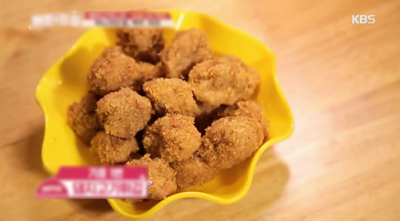 Một con phố Hà Nội phủ đầy ghế nhựa lên truyền hình Hàn Quốc, khiến sao Hàn thốt lên: 