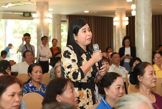 Bà Lê Thị Minh Thảo trình bày ý kiến với các ứng viên đại biểu Quốc hội. Ảnh: Bình Nguyên