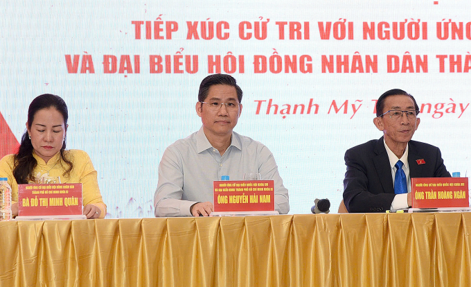 Ông Nguyễn Hải Nam, Phó Chủ tịch Liên đoàn Luật sư Việt Nam cùng các ứng viên đại biểu khác trong buổi tiếp xúc cử tri. Ảnh: Bình Nguyên