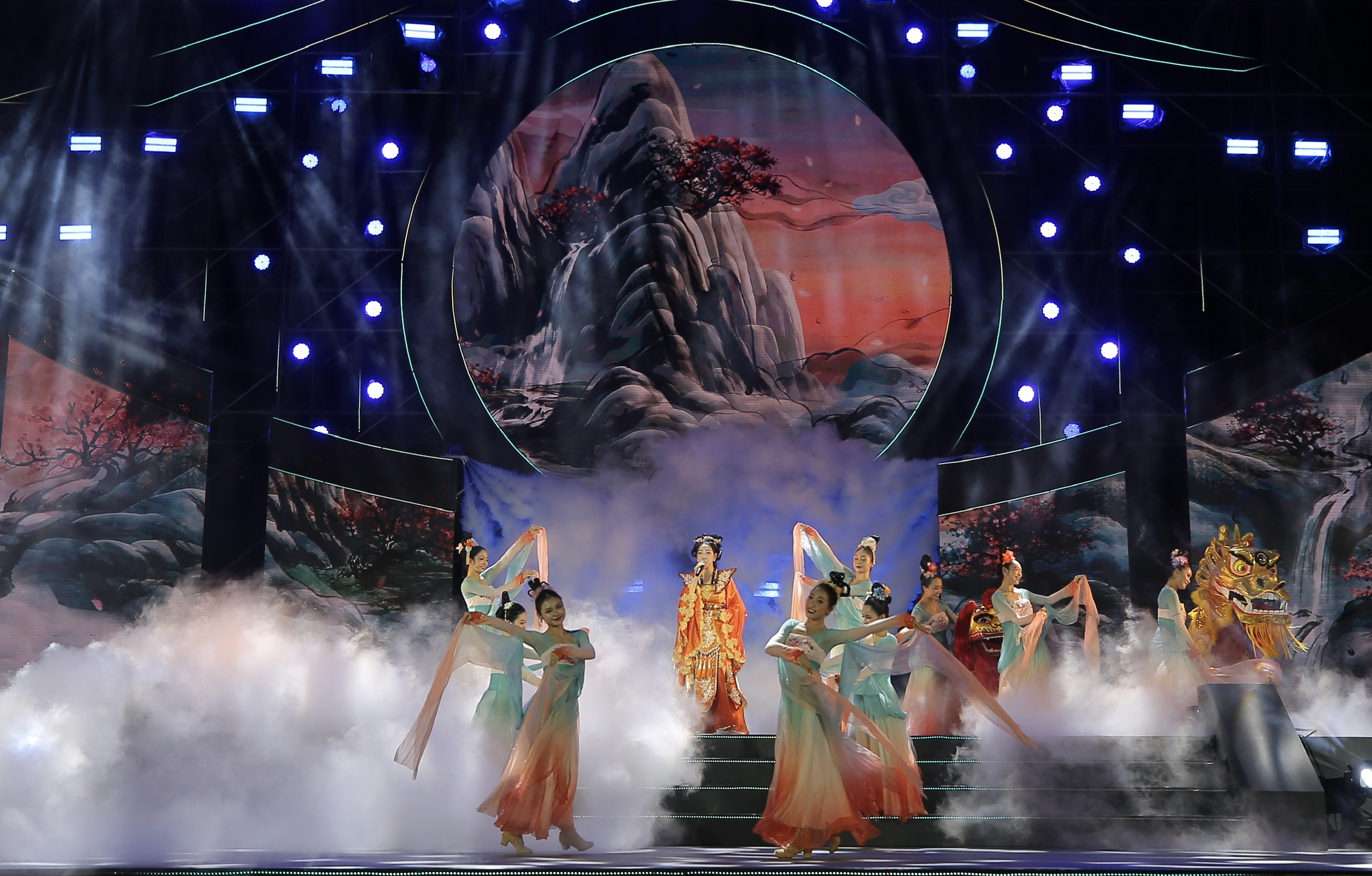 Quang Linh hát 'Người đến từ Triều Châu' mừng 'Đêm hội Nguyên tiêu'- Ảnh 2. Quang Linh hát 'Người đến từ Triều Châu' mừng 'Đêm hội Nguyên tiêu'- Ảnh 2.