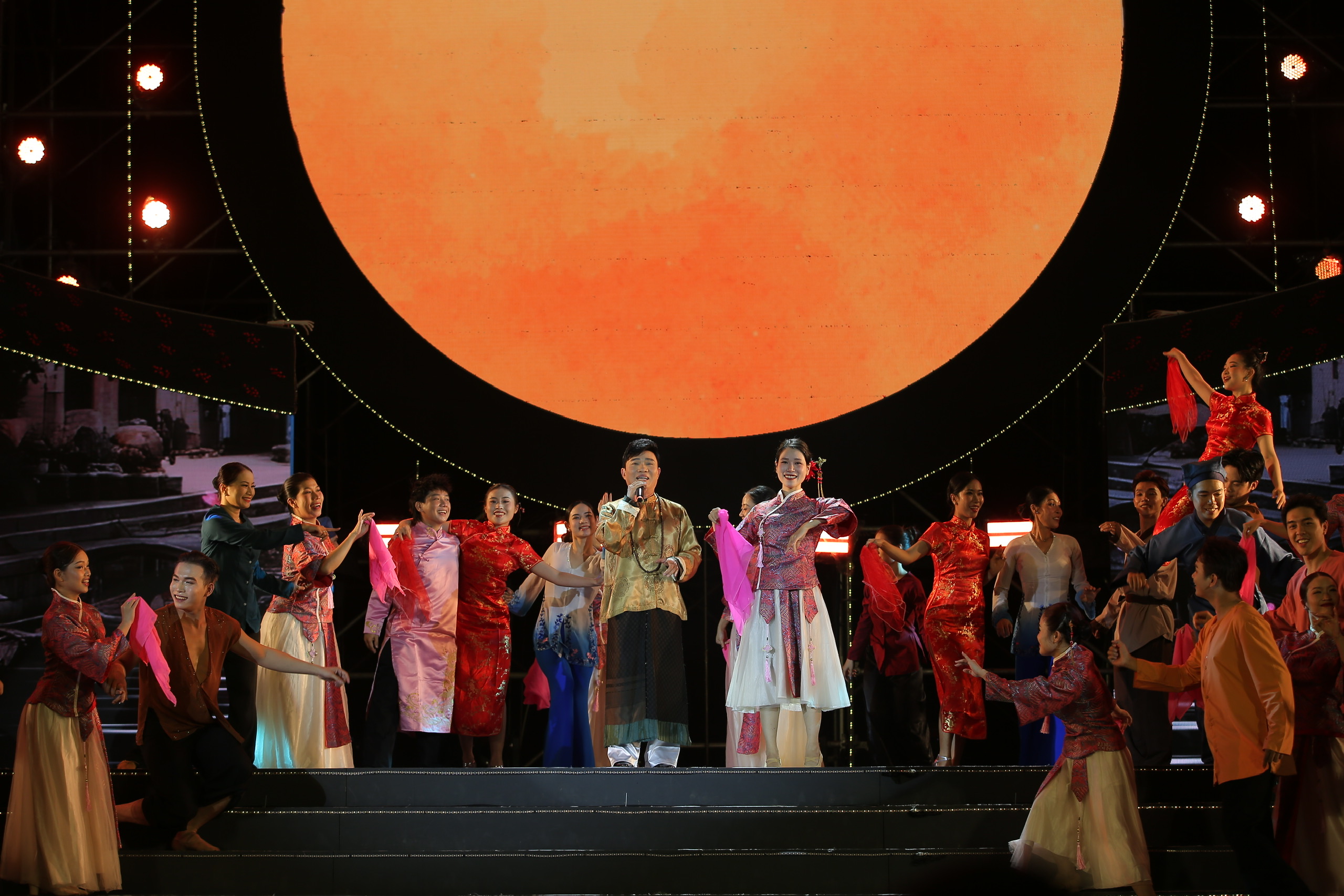 Quang Linh hát 'Người đến từ Triều Châu' mừng 'Đêm hội Nguyên tiêu'- Ảnh 4. Quang Linh hát 'Người đến từ Triều Châu' mừng 'Đêm hội Nguyên tiêu'- Ảnh 4.