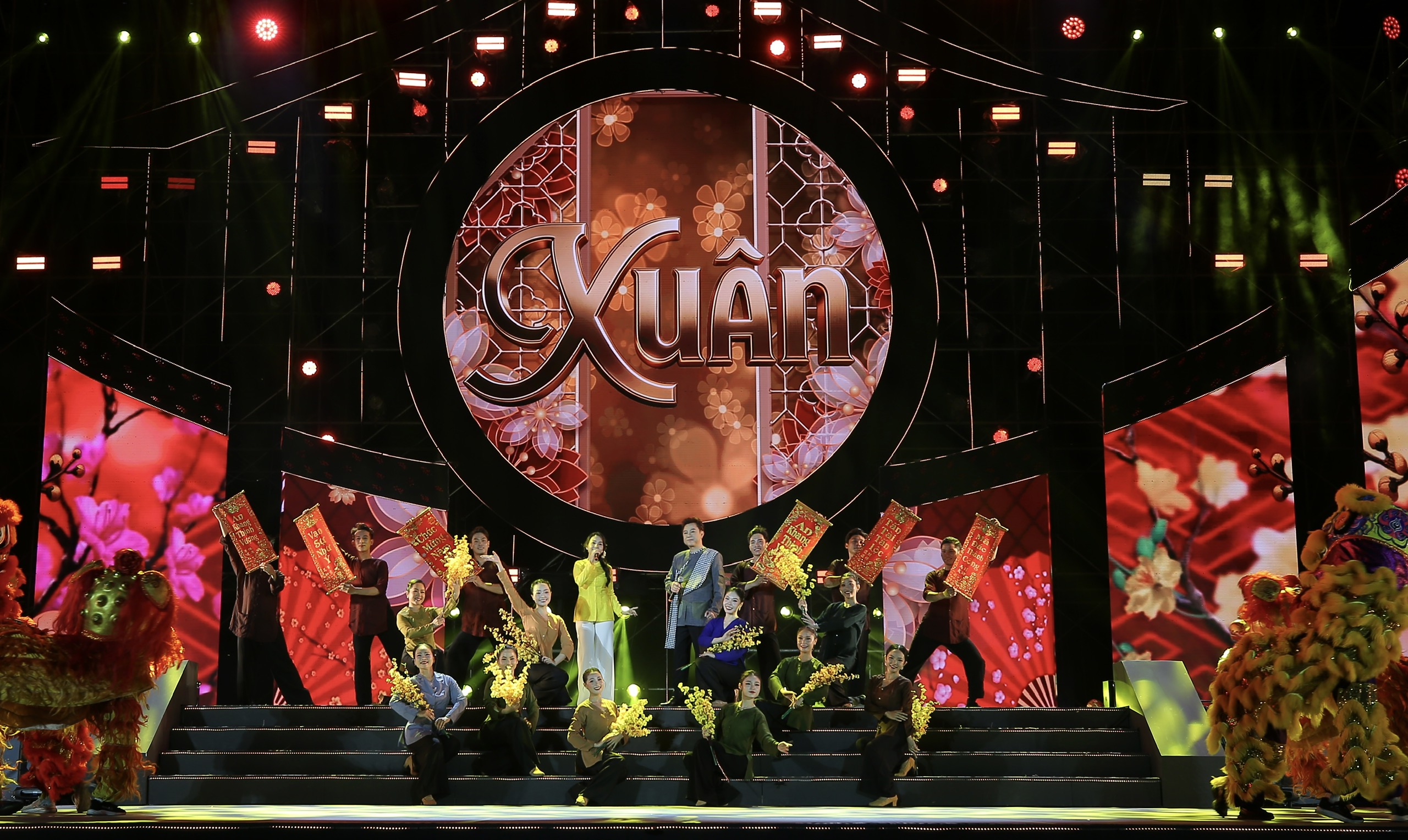 Quang Linh hát 'Người đến từ Triều Châu' mừng 'Đêm hội Nguyên tiêu'- Ảnh 6. Quang Linh hát 'Người đến từ Triều Châu' mừng 'Đêm hội Nguyên tiêu'- Ảnh 6.