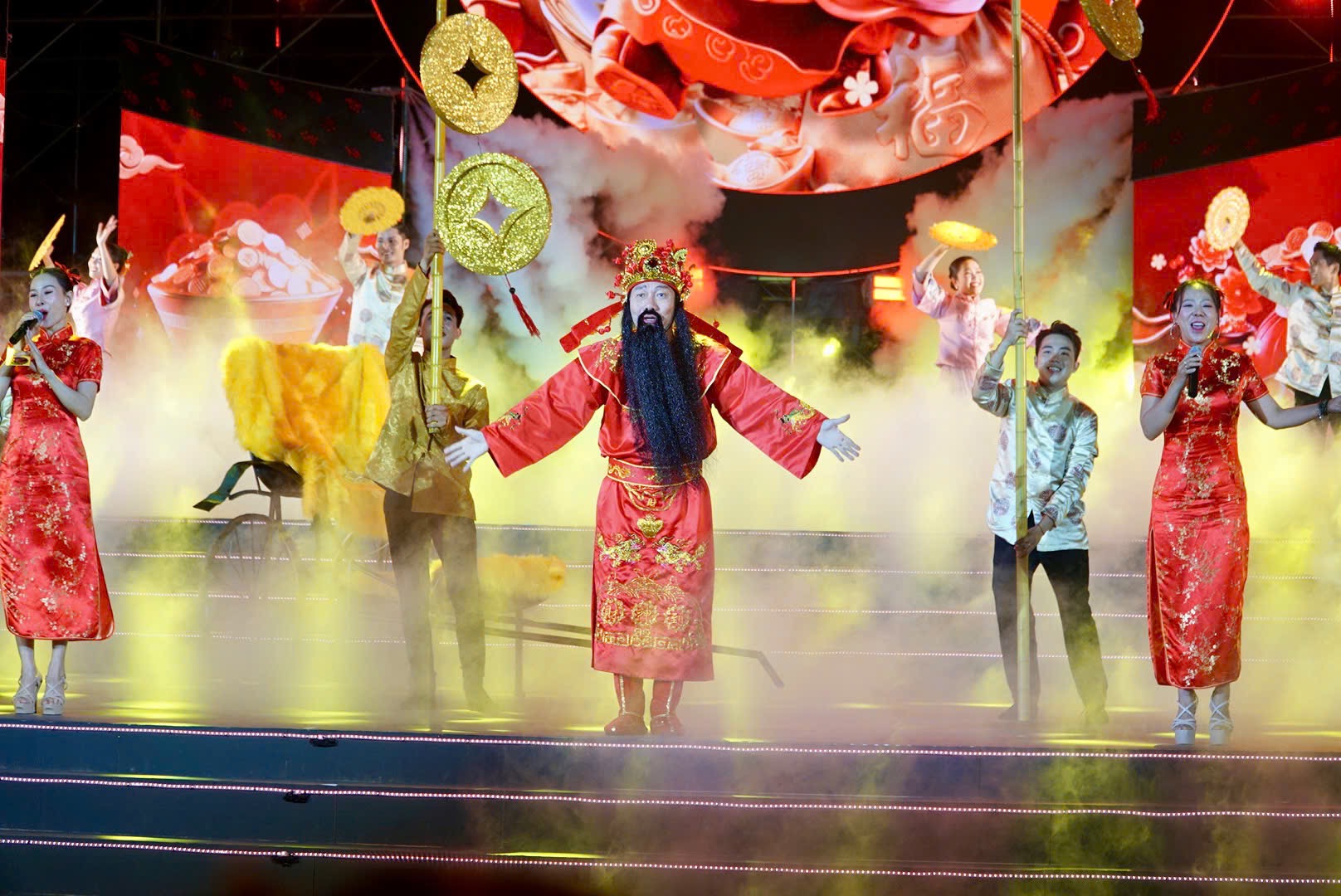 Quang Linh hát 'Người đến từ Triều Châu' mừng 'Đêm hội Nguyên tiêu'- Ảnh 9. Quang Linh hát 'Người đến từ Triều Châu' mừng 'Đêm hội Nguyên tiêu'- Ảnh 9.