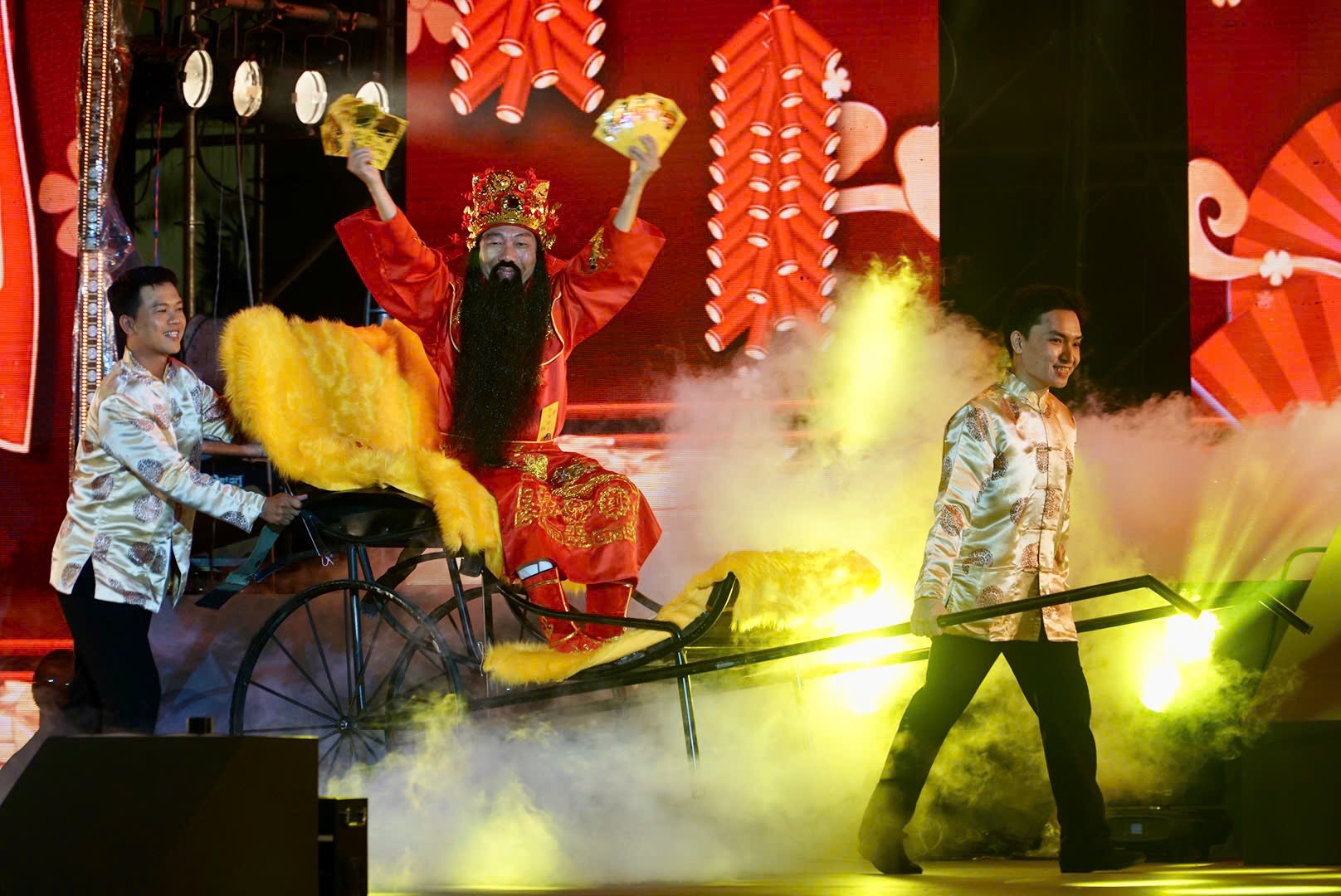 Quang Linh hát 'Người đến từ Triều Châu' mừng 'Đêm hội Nguyên tiêu'- Ảnh 10. Quang Linh hát 'Người đến từ Triều Châu' mừng 'Đêm hội Nguyên tiêu'- Ảnh 10.