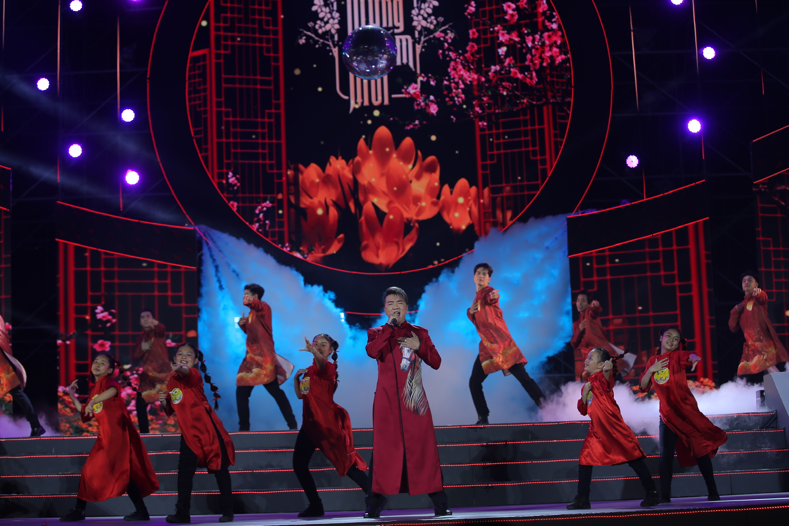 Quang Linh hát 'Người đến từ Triều Châu' mừng 'Đêm hội Nguyên tiêu'- Ảnh 11. Quang Linh hát 'Người đến từ Triều Châu' mừng 'Đêm hội Nguyên tiêu'- Ảnh 11.