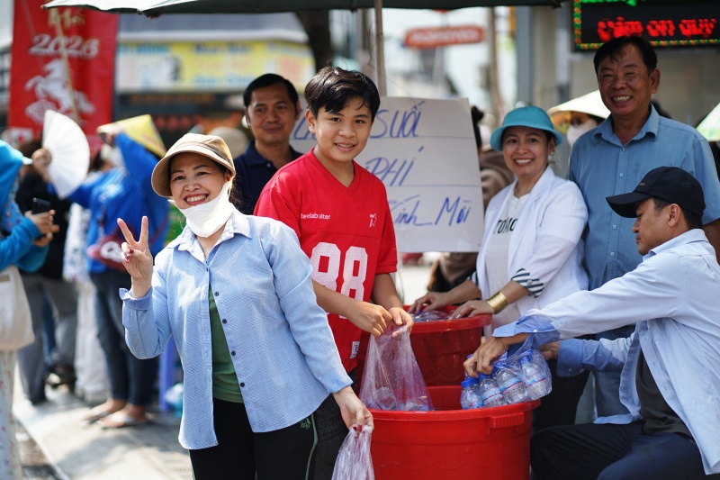 Nhiều du khách bất ngờ tại lễ hội mà 