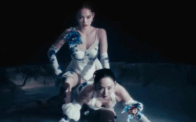 Nín thở với màn kết hợp của Minh Hằng - Tóc Tiên: Gấp đôi visual, loạt phân cảnh thân mật táo bạo không chịu nổi!- Ảnh 5.