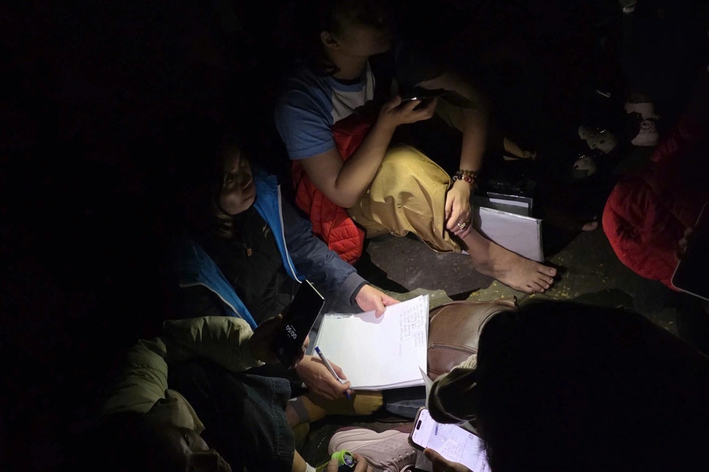 Vụ phụ huynh chầu chực từ nửa đêm nộp hồ sơ: Kiến nghị xử phạt nhà trường - 2