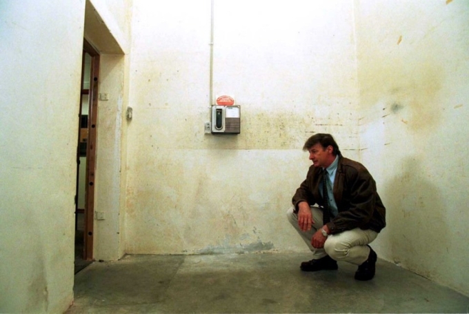 Cảnh sát khám nghiệm trong hầm ngân hàng bỏ hoang ở Snowtown. Ảnh: Reuters