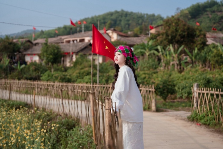 Chị Trang dành nửa ngày dạo chơi, ngắm cảnh ở làng cổ. Ảnh: Thu Trang