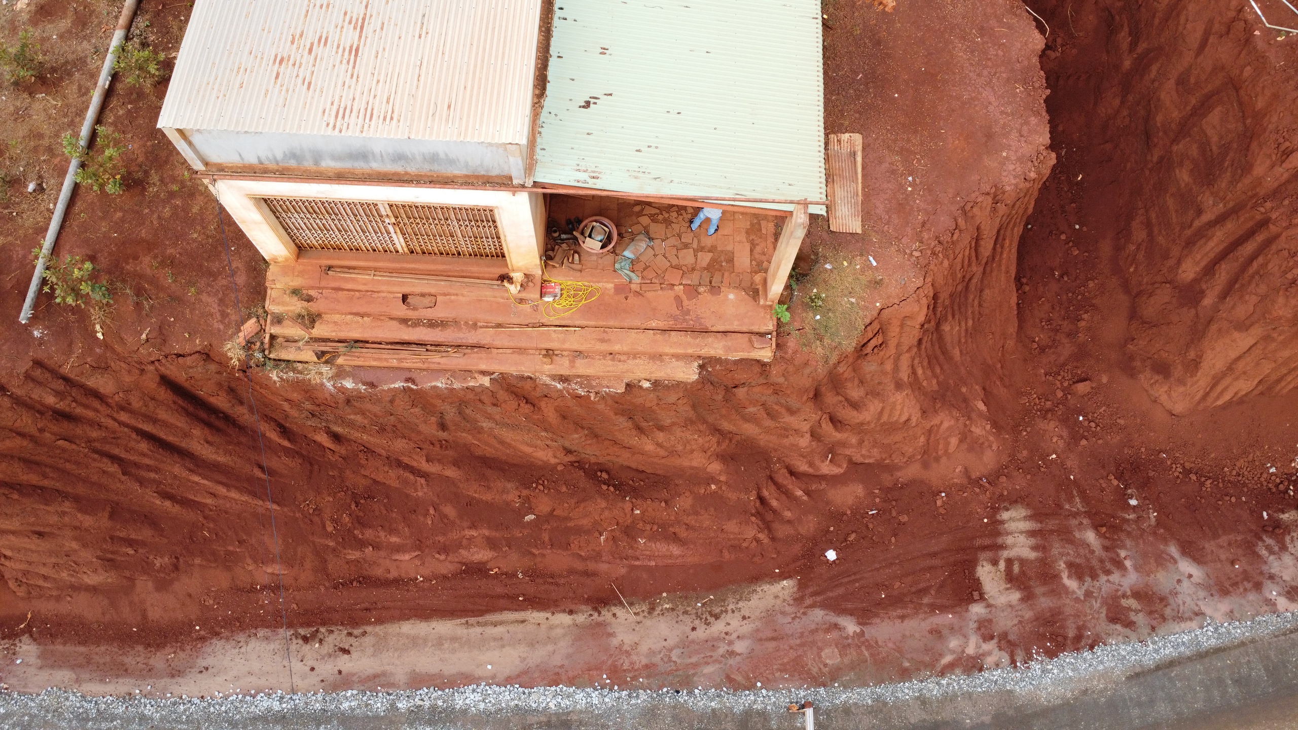 Hạ cốt nền đường, nhà dân chênh vênh bên mép vực sâu: Trách nhiệm thuộc về ai? - Ảnh 2.