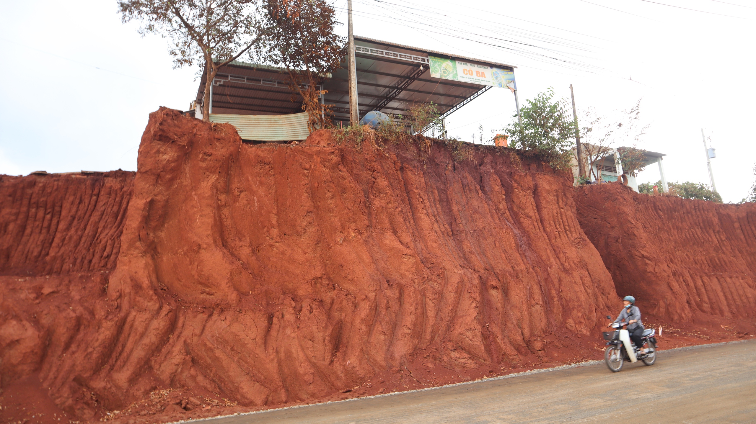 Hạ cốt nền đường, nhà dân chênh vênh bên mép vực sâu: Trách nhiệm thuộc về ai? - Ảnh 4.