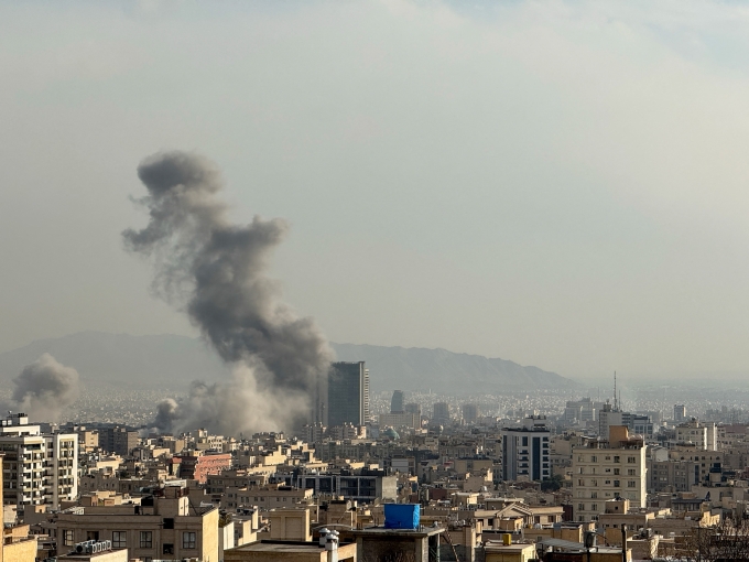 Khói bốc lên từ trận tập kích vào Tehran ngày 2/3. Ảnh: AFP