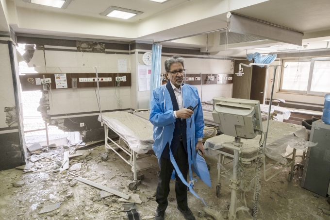 Tường nứt toác, gạch vỡ rơi đầy sàn trong một phòng bệnh ở bệnh viện Gandhi, Tehran, ngày 2/3. Ảnh: AFP