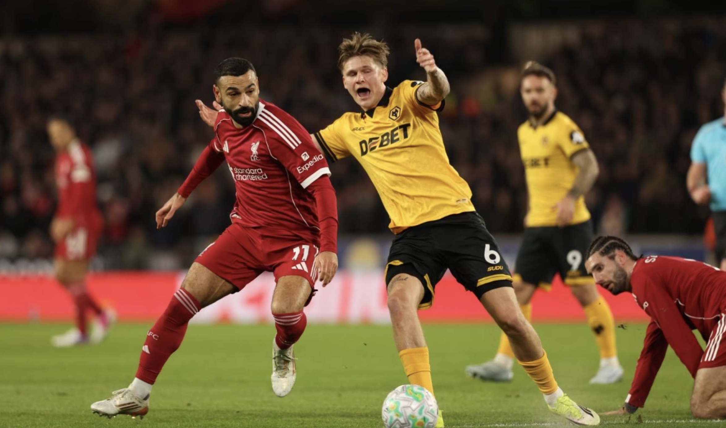 Liverpool thua sốc phút bù giờ, Wolverhampton triệt hạ tiếp 