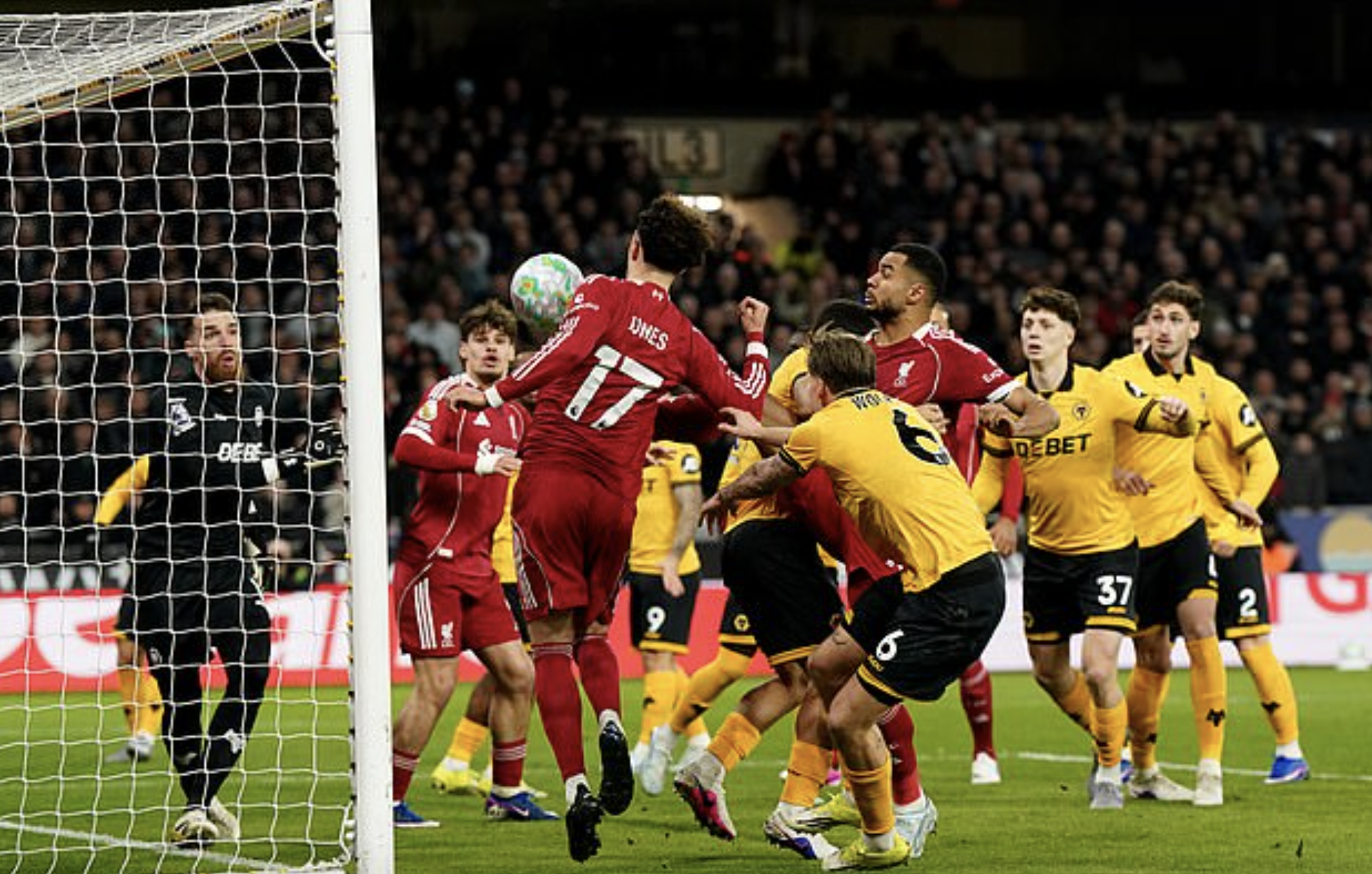 Liverpool thua sốc phút bù giờ, Wolverhampton triệt hạ tiếp 