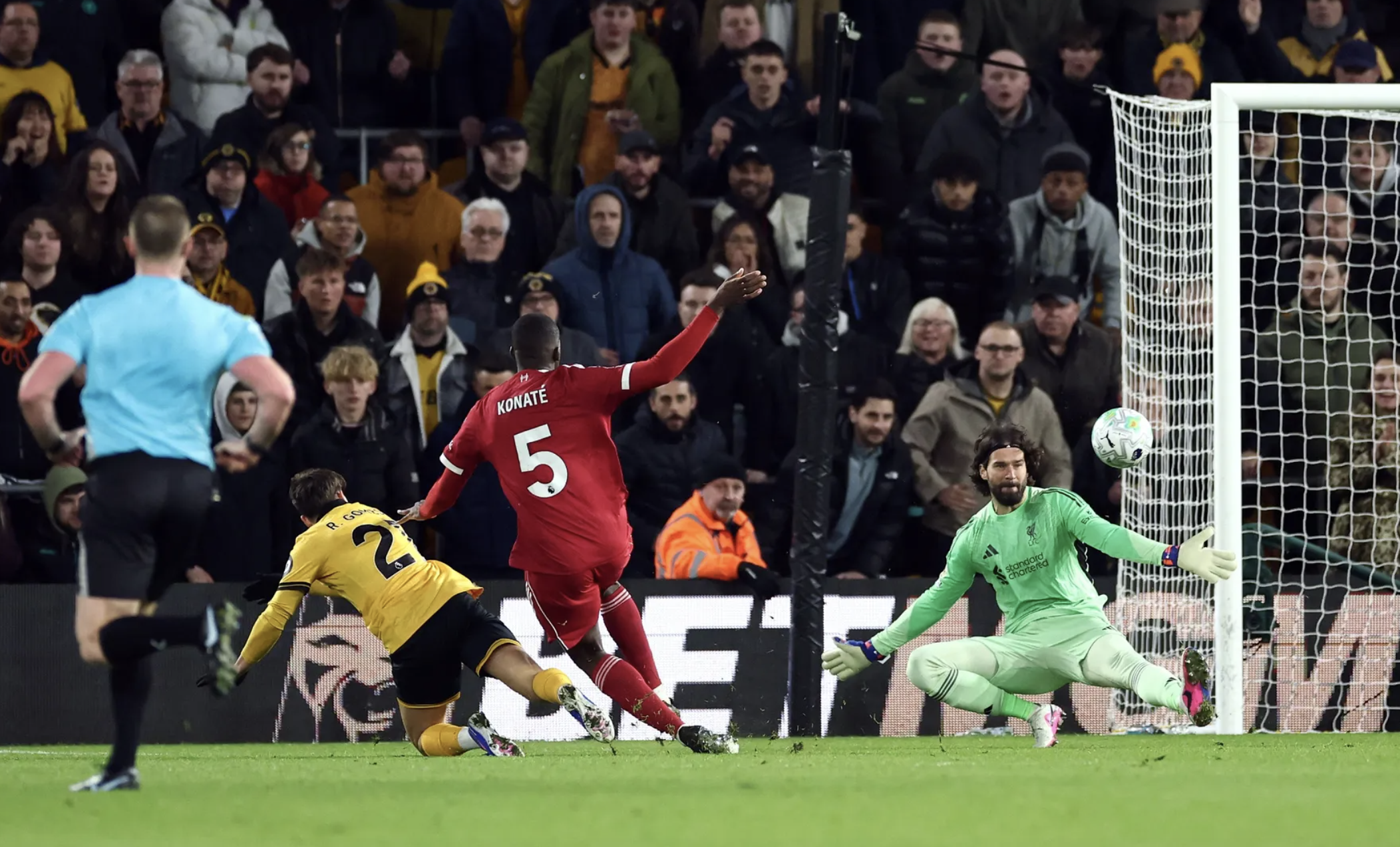 Liverpool thua sốc phút bù giờ, Wolverhampton triệt hạ tiếp 