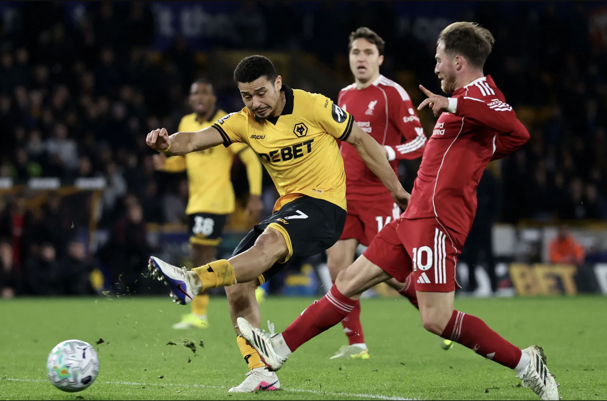 Liverpool thua sốc phút bù giờ, Wolverhampton triệt hạ tiếp 