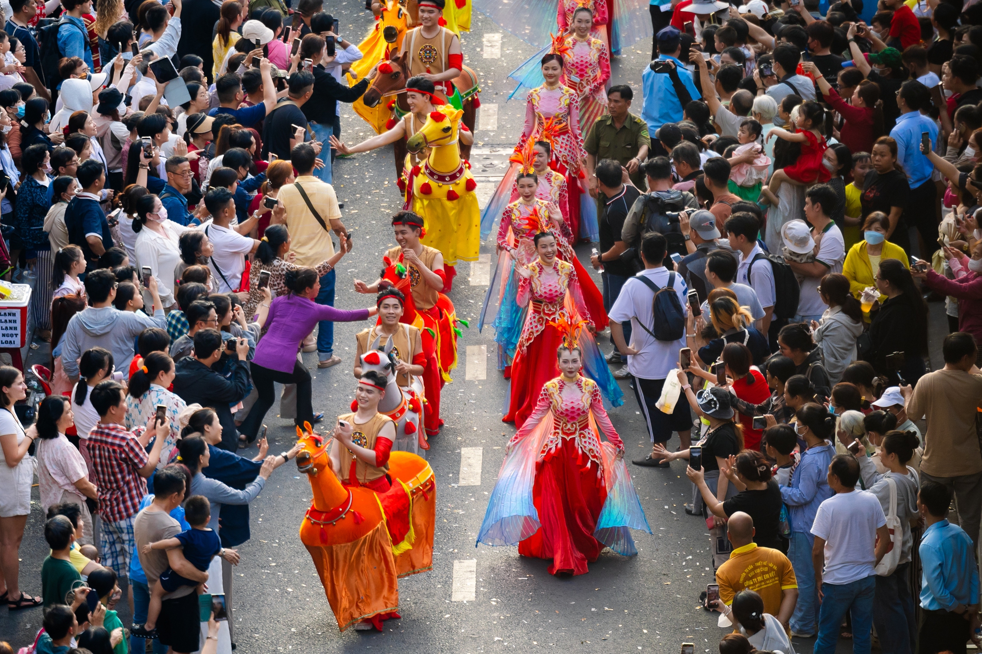 Cảnh tượng lạ ở Chợ Lớn dịp Tết Nguyên Tiêu- Ảnh 11.