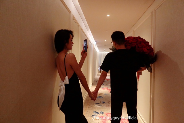 Loạt ảnh thân mật của Á hậu 9x và bạn trai thiếu gia- Ảnh 3. Loạt ảnh thân mật của Á hậu 9x và bạn trai thiếu gia- Ảnh 3.