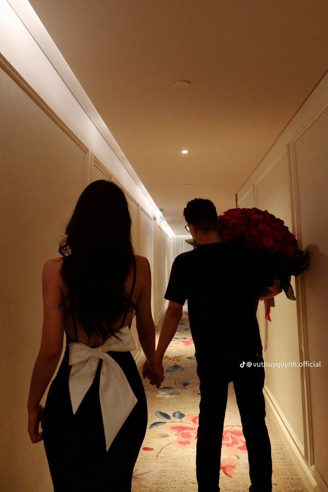 Loạt ảnh thân mật của Á hậu 9x và bạn trai thiếu gia- Ảnh 4. Loạt ảnh thân mật của Á hậu 9x và bạn trai thiếu gia- Ảnh 4.